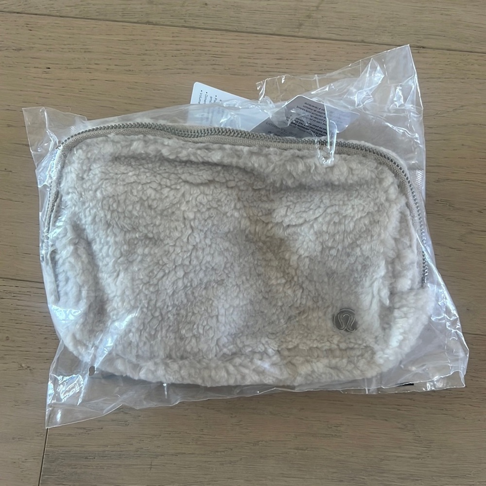 🤍 NWT 🤍 Lululemon Everywhere Fleece Belt Bag - Ivory - Picture 2 of 4